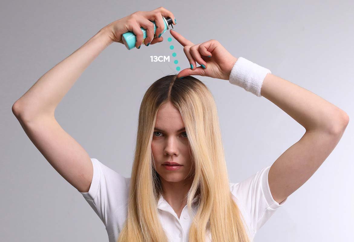 Aprende a teñir las raíces oscuras con puntas claras de forma rápida con los Sprays Retocarraíces para rubias de Magic Retouch de L’Oréal Paris.